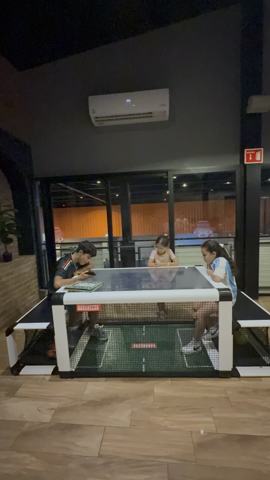 SoccerKids en restaurante para colaboración con negocios